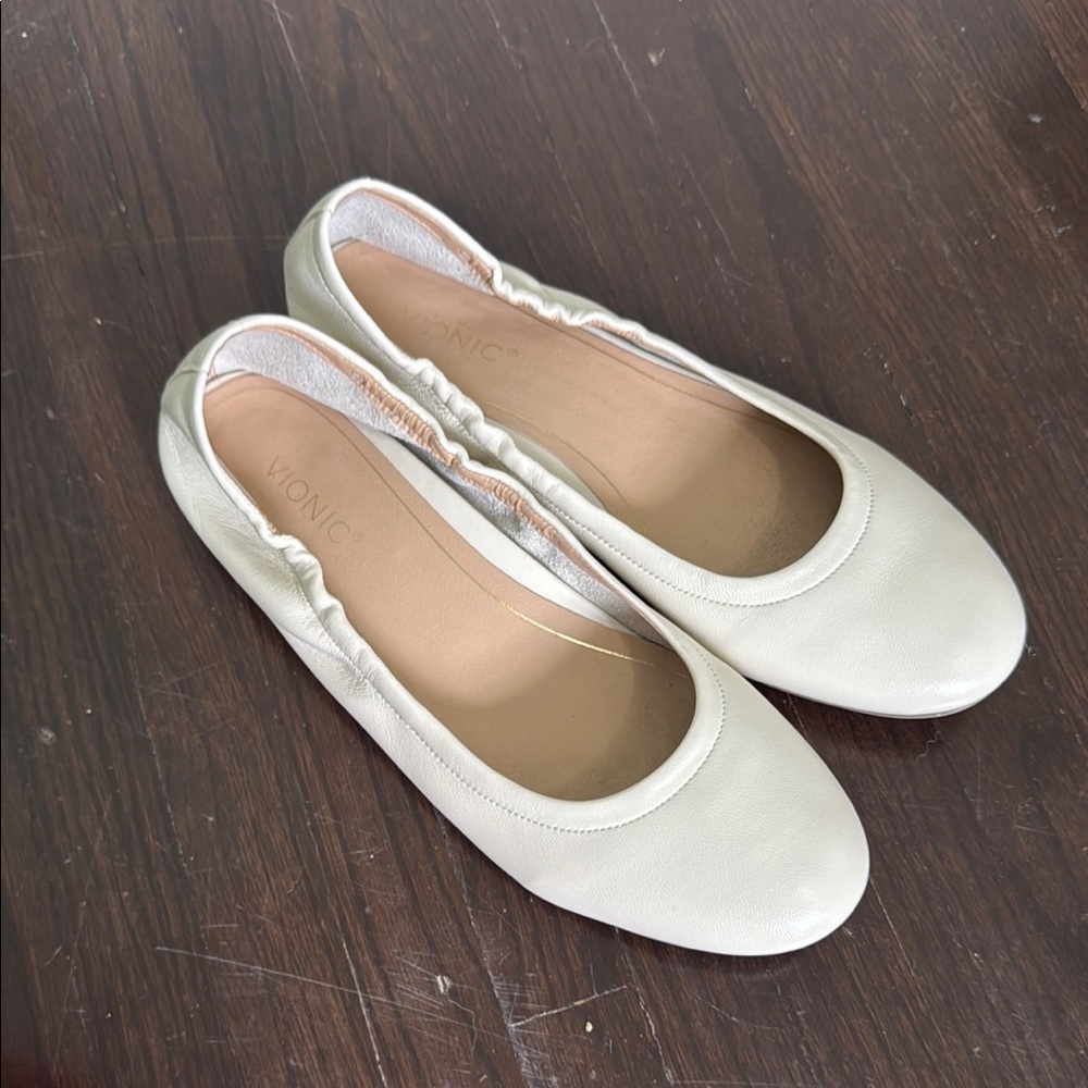 Vionic Cream Flats with Elastic Trim